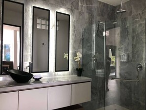 Shower, hair dryer, towels - Suite 1  Ocean Jungle Pool View Hotel VOS (Manuel Antonio)