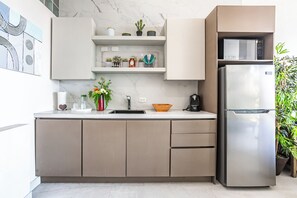 Kühlschrank, Mikrowelle, Herdplatte, Wasserkocher mit Kaffee-/Teezubehör