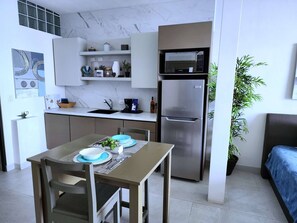 Fridge, microwave, stovetop, coffee/tea maker - Suite 1  Ocean Jungle Pool View Hotel VOS (Manuel Antonio)