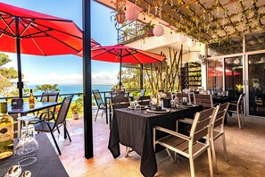 Outdoor dining - Suite 1  Ocean Jungle Pool View Hotel VOS (Manuel Antonio)