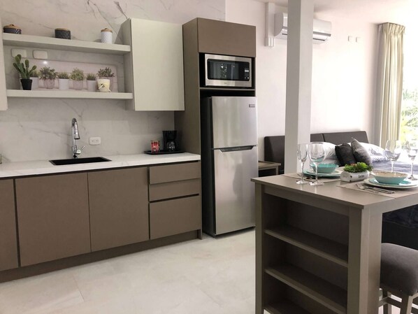 Fridge, microwave, stovetop, coffee/tea maker - Suite 1  Ocean Jungle Pool View Hotel VOS (Manuel Antonio)