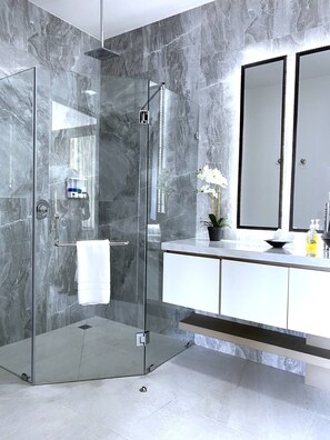 Shower, hair dryer, towels - Suite 2  Ocean Pool View Hotel Costa Rica (Manuel Antonio)