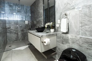 Shower, hair dryer, towels - Suite 3  Pool Ocean View Room Costa Rica (Manuel Antonio)