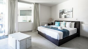 Un dormitorio moderno con cama, cortinas, ventilador de techo, mesita de noche y ventana.