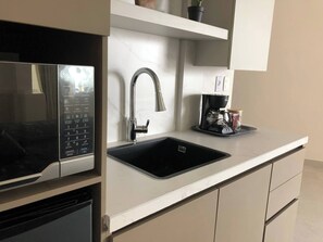 Fridge, microwave, stovetop, coffee/tea maker - Suite 3  Pool Ocean View Room Costa Rica (Manuel Antonio)