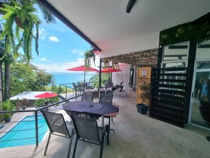 Outdoor dining - Suite 3  Pool Ocean View Room Costa Rica (Manuel Antonio)