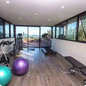 Fitness facility - Bright Corner Condo - Rooftop Pool with Sea Views (Chalong)