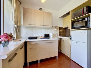 Kühlschrank, Mikrowelle, Ofen, Kochgeschirr/Geschirr/Besteck