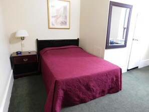 Desk, laptop workspace, free WiFi - Filmores Hotel (Toronto)