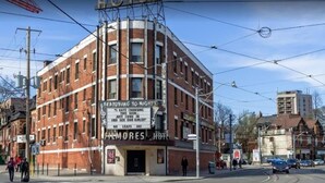 Un edificio histórico con un cartel anunciando un teatro.