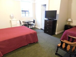 Desk, laptop workspace, free WiFi - Filmores Hotel (Toronto)