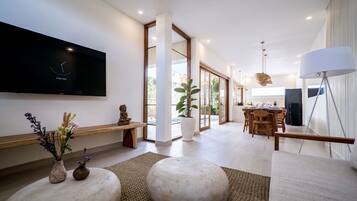 Villa, 3 habitaciones, piscina privada, vistas a la piscina | Zona de estar | Televisión de 65 pulgadas con canales digitales