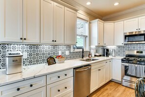 Fridge, microwave, stovetop, dishwasher - Families Welcome! Houghton Lake Escape w/ Foosball (Houghton Lake)