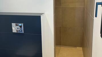 Douche, sĂšche-cheveux, serviettes fournies, savon