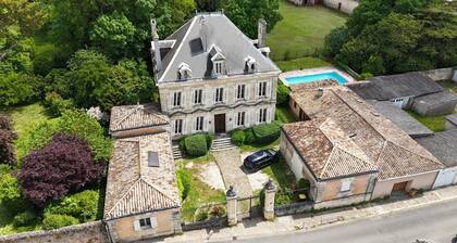 Clos Peyredoulle: 4-star hotel with a pool, billiards, and grounds