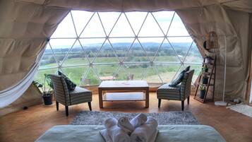 1 bedroom, bed sheets