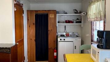 Coffee/tea maker, fridge, microwave, stovetop