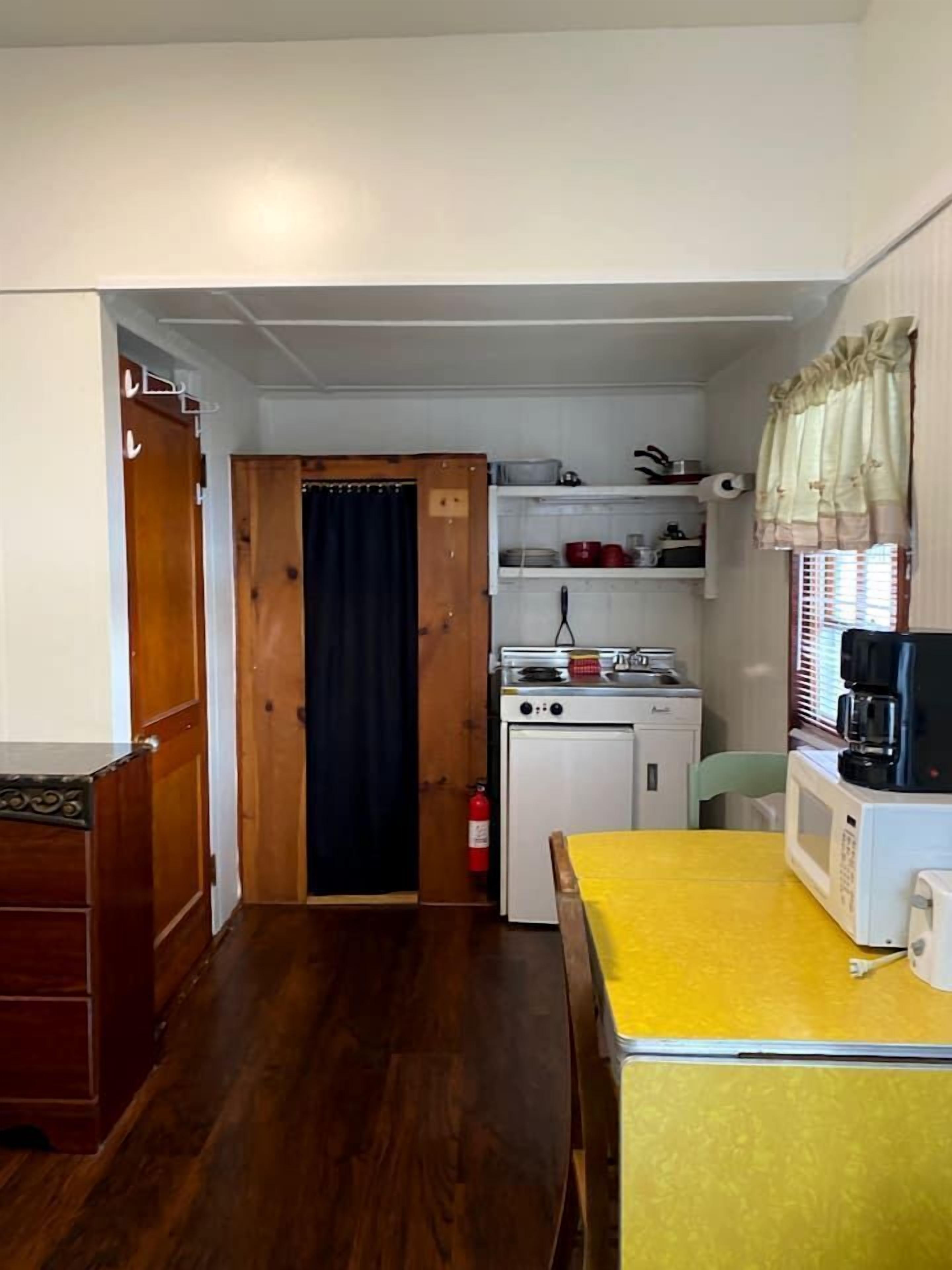 Coffee/tea maker, fridge, microwave, stovetop