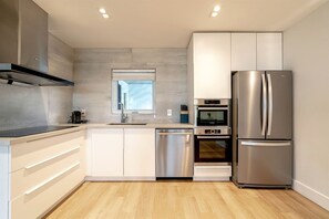 Refrigerador, microondas, horno y parrilla de estufa 