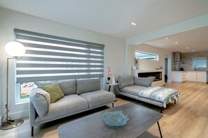 Living area - Cute Modern Style Beach Close Cottage in Leamington, Ontario (Leamington)