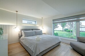 3 bedrooms, desk, iron/ironing board, WiFi - Cute Modern Style Beach Close Cottage in Leamington, Ontario (Leamington)