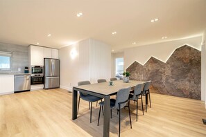Dining - Cute Modern Style Beach Close Cottage in Leamington, Ontario (Leamington)