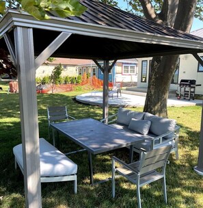Outdoor dining - Cute Modern Style Beach Close Cottage in Leamington, Ontario (Leamington)