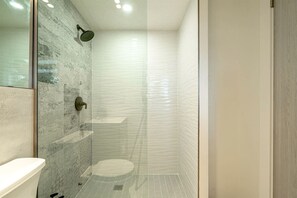 Baignoire à remous, séchoir à cheveux, serviettes fournies, savon