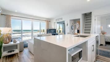 Desk, iron/ironing board, WiFi, bed sheets