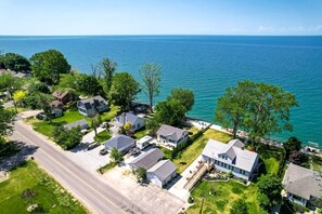 Exterior - Stunning Cottage with Nice Views and Fire Pit in Leamington, Ontario (Leamington)