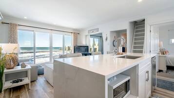 Desk, iron/ironing board, WiFi, bed sheets