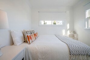 Escritorio, tabla de planchar con plancha, wifi y ropa de cama 