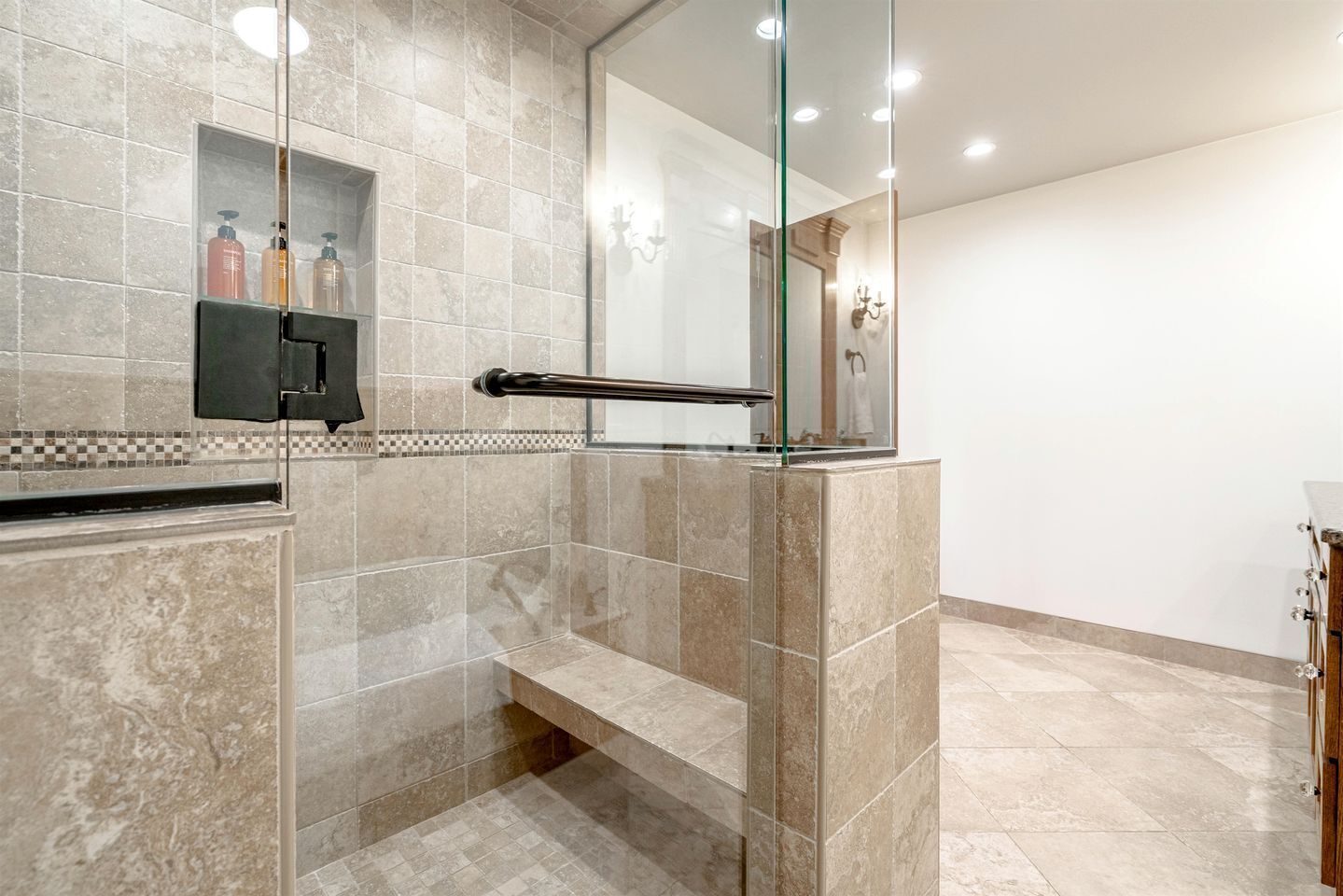 Baignoire à remous, séchoir à cheveux, serviettes fournies