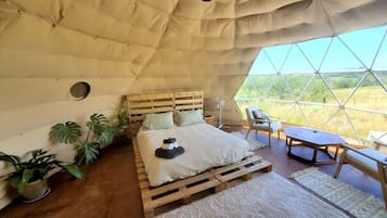 1 bedroom, bed sheets