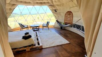 1 bedroom, bed sheets