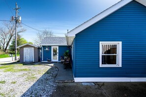 Exterior - Charming Cottage on Lake Erie for an Unforgettable Kingsville Getaway in Ontario (Kingsville)