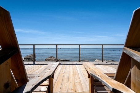 Property grounds. Charming Cottage on Lake Erie for an Unforgettable Kingsville Getaway in Ontario