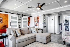 TV, fireplace - Charming Cottage on Lake Erie for an Unforgettable Kingsville Getaway in Ontario (Kingsville)