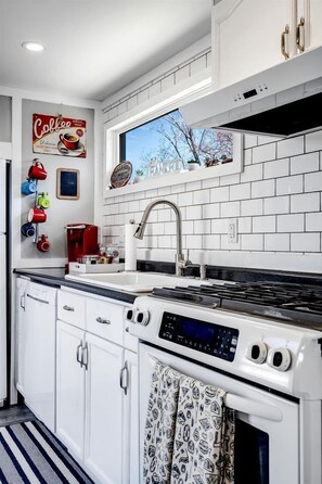 Fridge, microwave, oven, stovetop - Charming Cottage on Lake Erie for an Unforgettable Kingsville Getaway in Ontario (Kingsville)