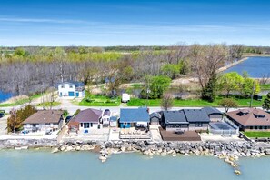 Un quartier résidentiel au bord du lac, avec des maisons, un quai et une vue dégagée sur le lac.