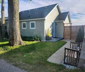 Exterior - Coast Rental with Hot-Tub and Equipped Deck in Ontario (Leamington)