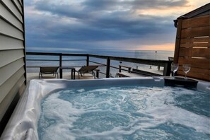 Outdoor spa tub - Coast Rental with Hot-Tub and Equipped Deck in Ontario (Leamington)