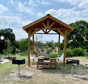 Outdoor dining - Charming King-Size Cabin with Wi-Fi and Deck in Fredericksburg, Texas (Fredericksburg)