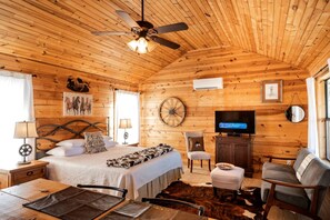 1 bedroom, desk, iron/ironing board, WiFi - Charming King-Size Cabin with Wi-Fi and Deck in Fredericksburg, Texas (Fredericksburg)