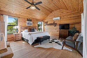 1 bedroom, desk, iron/ironing board, WiFi - Charming King-Size Cabin with Wi-Fi and Deck in Fredericksburg, Texas (Fredericksburg)