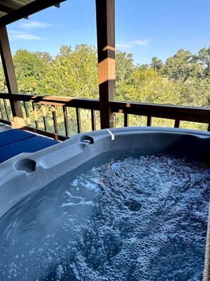 Outdoor spa tub - Charming King-Size Cabin with Wi-Fi and Deck in Fredericksburg, Texas (Fredericksburg)