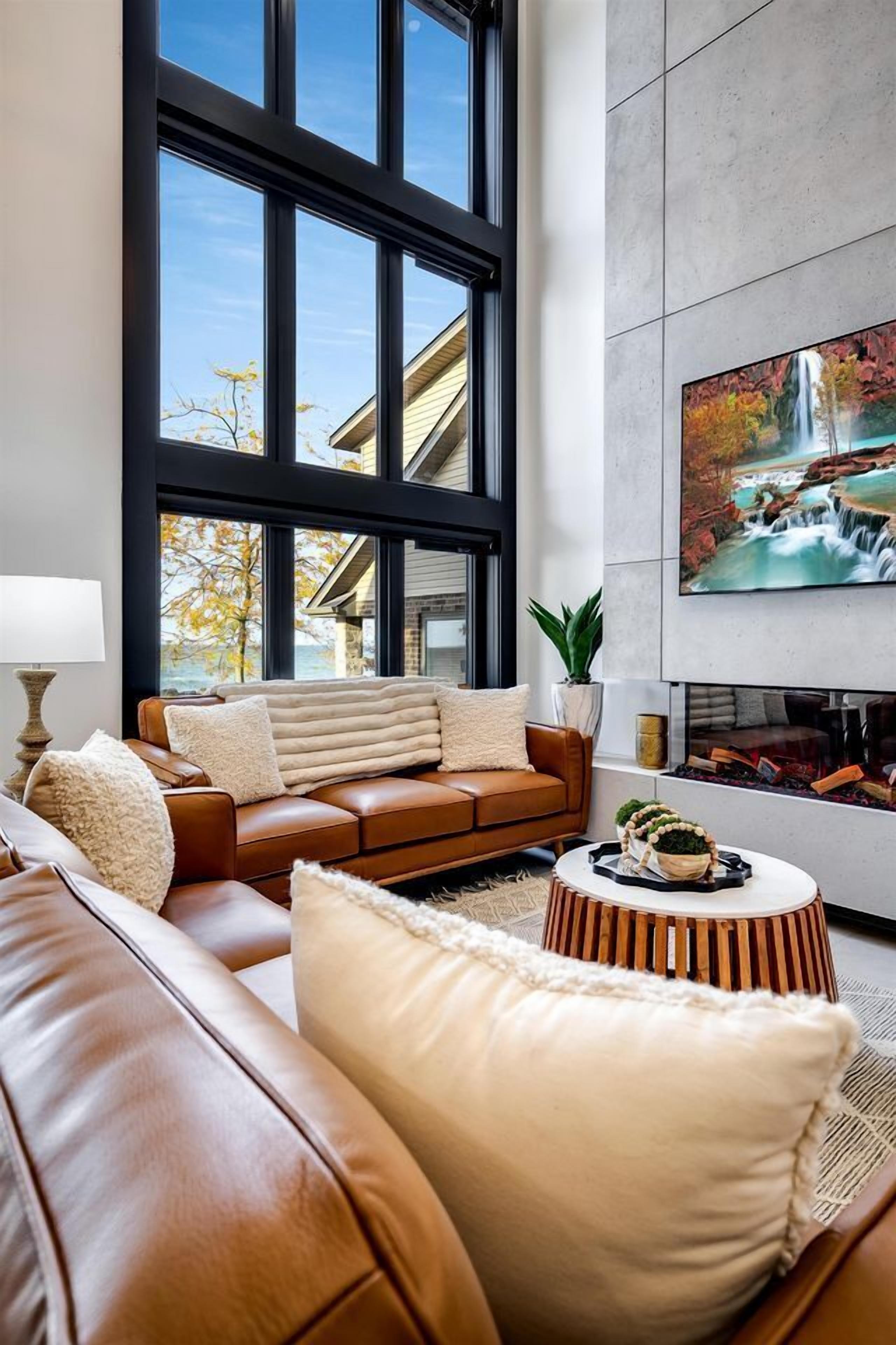 TV, fireplace