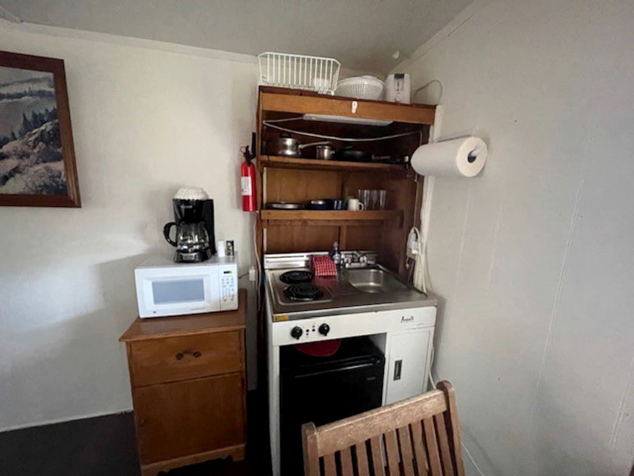 Kaffetrakter/tekoker, kjøleskap, mikrobølgeovn og kokeplater