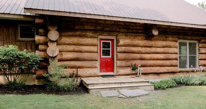 Beautiful Spacious Log Cabin Surrounded by Nature for a Peaceful Family Vacation in Prince Edward, Ontario