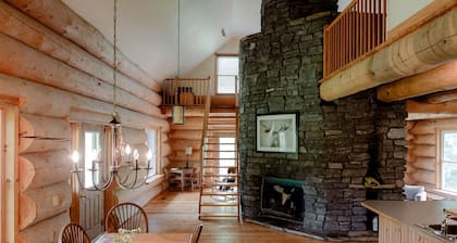 Beautiful Spacious Log Cabin Surrounded by Nature for a Peaceful Family Vacation in Prince Edward, Ontario